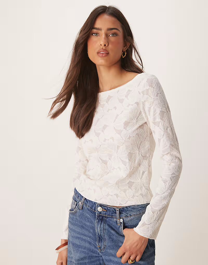 Длинный прозрачный кружевной топ Gina Tricot с расклешенными рукавами в кремово-белом цвете
Длинный прозрачный кружевной топ Gina Tricot с расклешенными рукавами в кремово-белом цвете