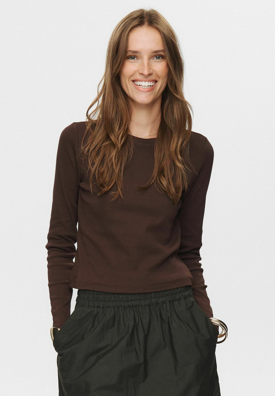 Топ Nümph Long sleeved top, Black Coffee/Dark Brown
Топ Nümph Long sleeved top, Black Coffee/Dark Brown