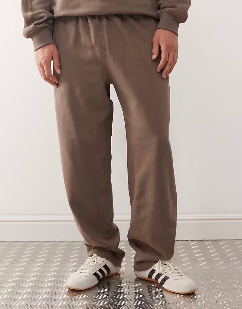 Спортивные брюки премиум-класса с открытым краем коричневого цвета Adidas Originals
Спортивные брюки премиум-класса с открытым краем коричневого цвета Adidas Originals