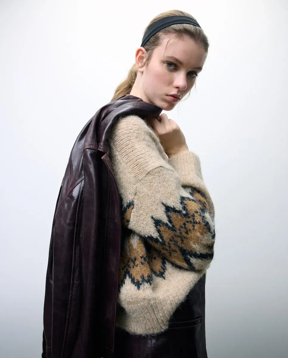 Женский джемпер с длинным рукавом жаккардовый Tintoretto, песочный
Женский джемпер с длинным рукавом жаккардовый Tintoretto, песочный