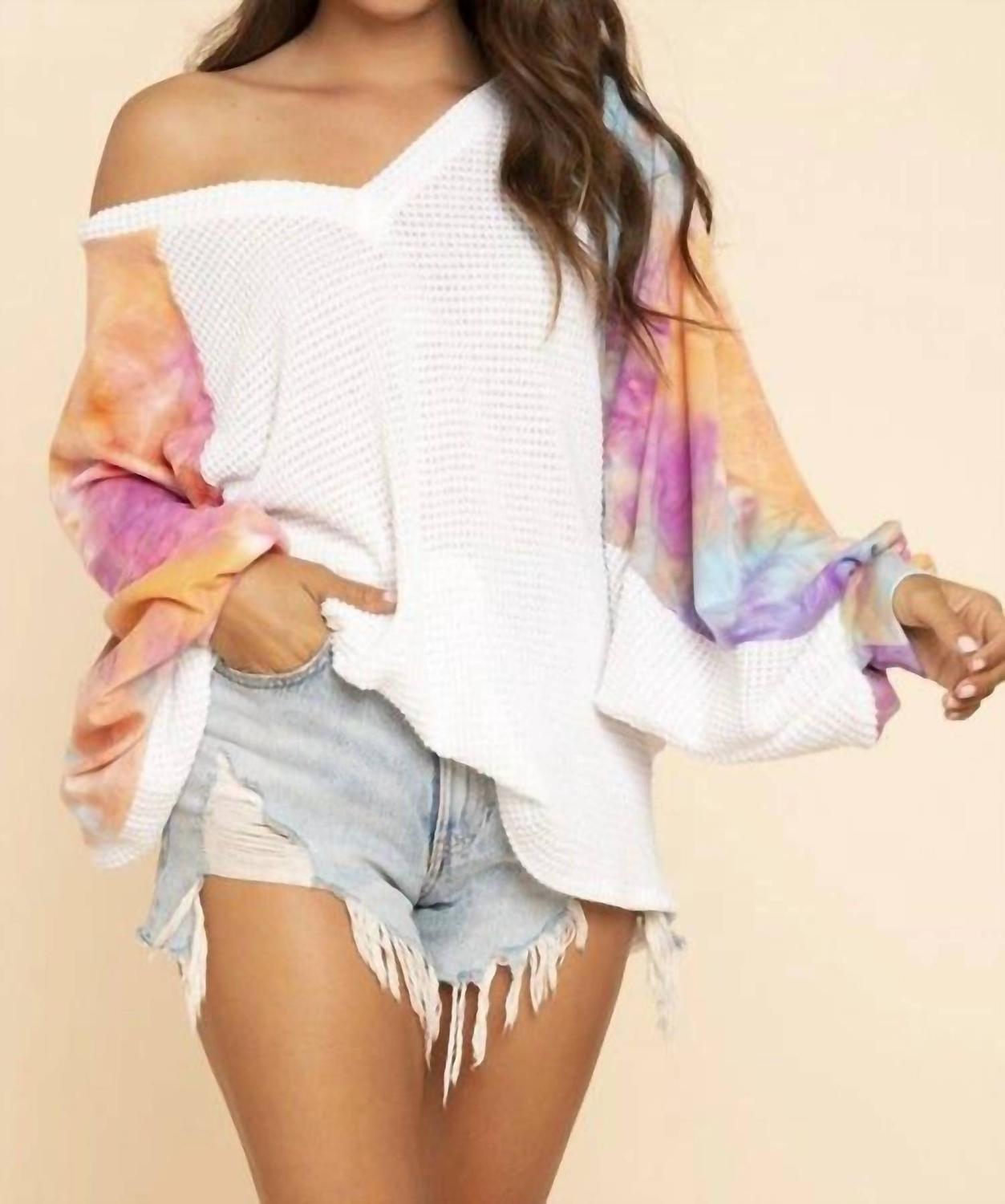 Белый топ с рукавами-фонариками и принтом тай-дай Blue Buttercup
Белый топ с рукавами-фонариками и принтом тай-дай Blue Buttercup