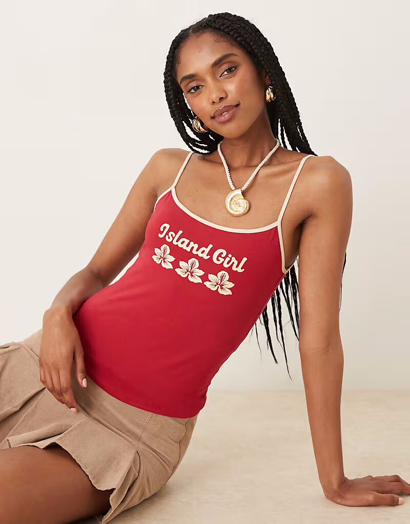 Топ для девушки из мотеля Cerry Island в цвете «адреналиновый красный»
Топ для девушки из мотеля Cerry Island в цвете «адреналиновый красный»