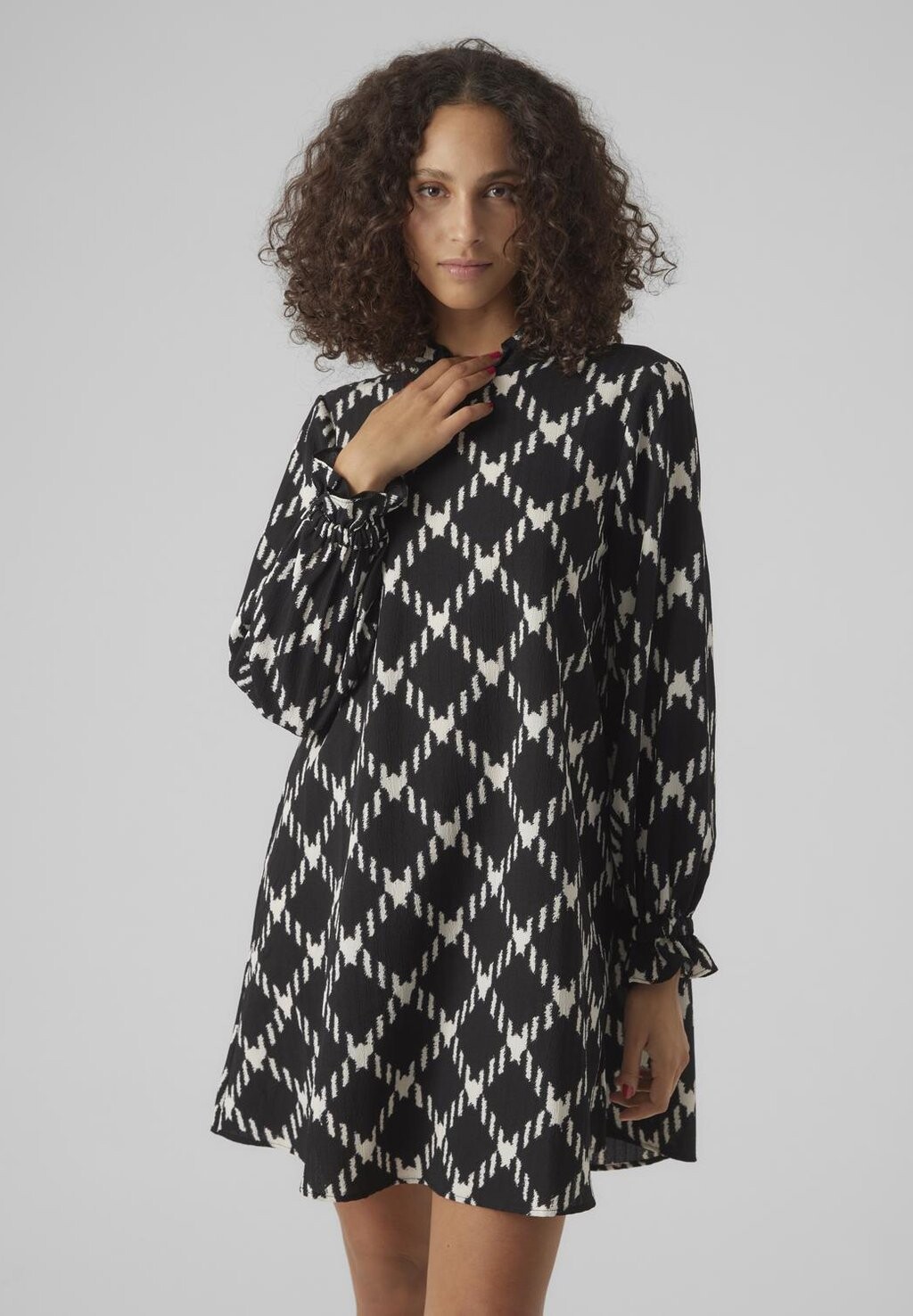 Повседневное платье VMGINAS BETINE SHORT DRESS Vero Moda, черный
Повседневное платье VMGINAS BETINE SHORT DRESS Vero Moda, черный