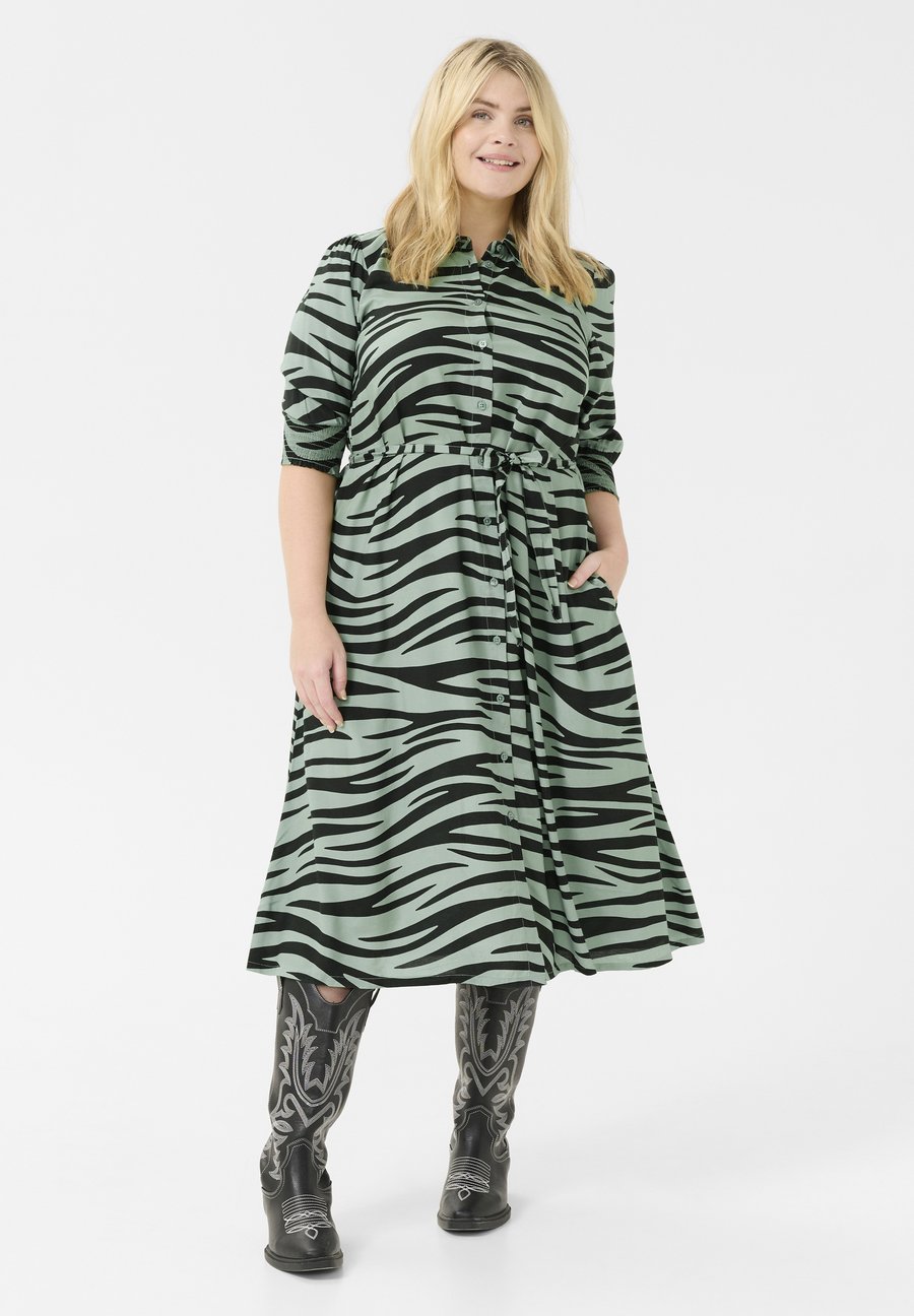Платье Kaffe Curve Shirt dress, Green Black Animal/Green
Платье Kaffe Curve Shirt dress, Green Black Animal/Green