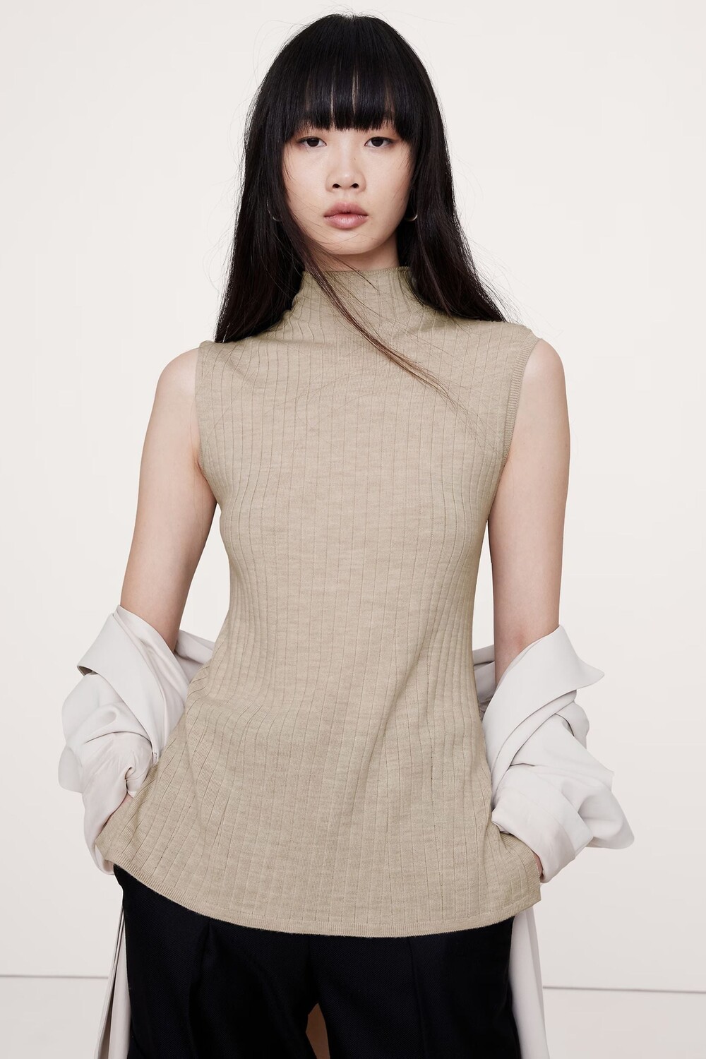 Топ из мериносовой шерсти в рубчик с воротником стойкой Banana Republic, бежевый
Топ из мериносовой шерсти в рубчик с воротником стойкой Banana Republic, бежевый