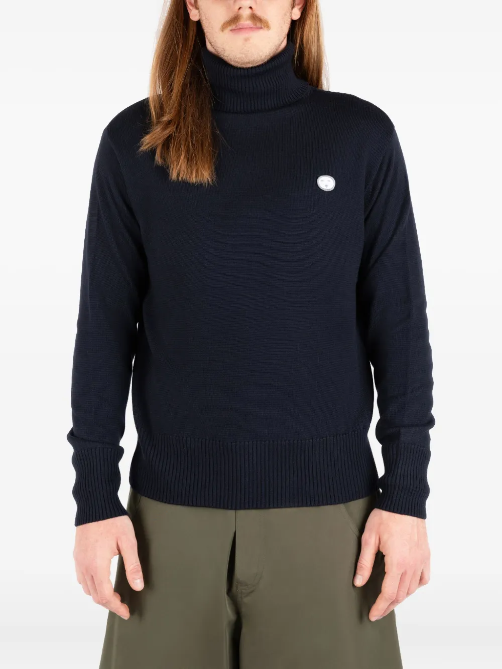 Свитер с высоким воротом и нашивкой-логотипом Société Anonyme, синий
Свитер с высоким воротом и нашивкой-логотипом Société Anonyme, синий