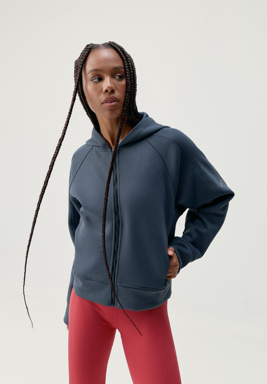 Толстовка Born Living Yoga ELSA , Azul /Blue-Grey
Толстовка Born Living Yoga ELSA , Azul /Blue-Grey