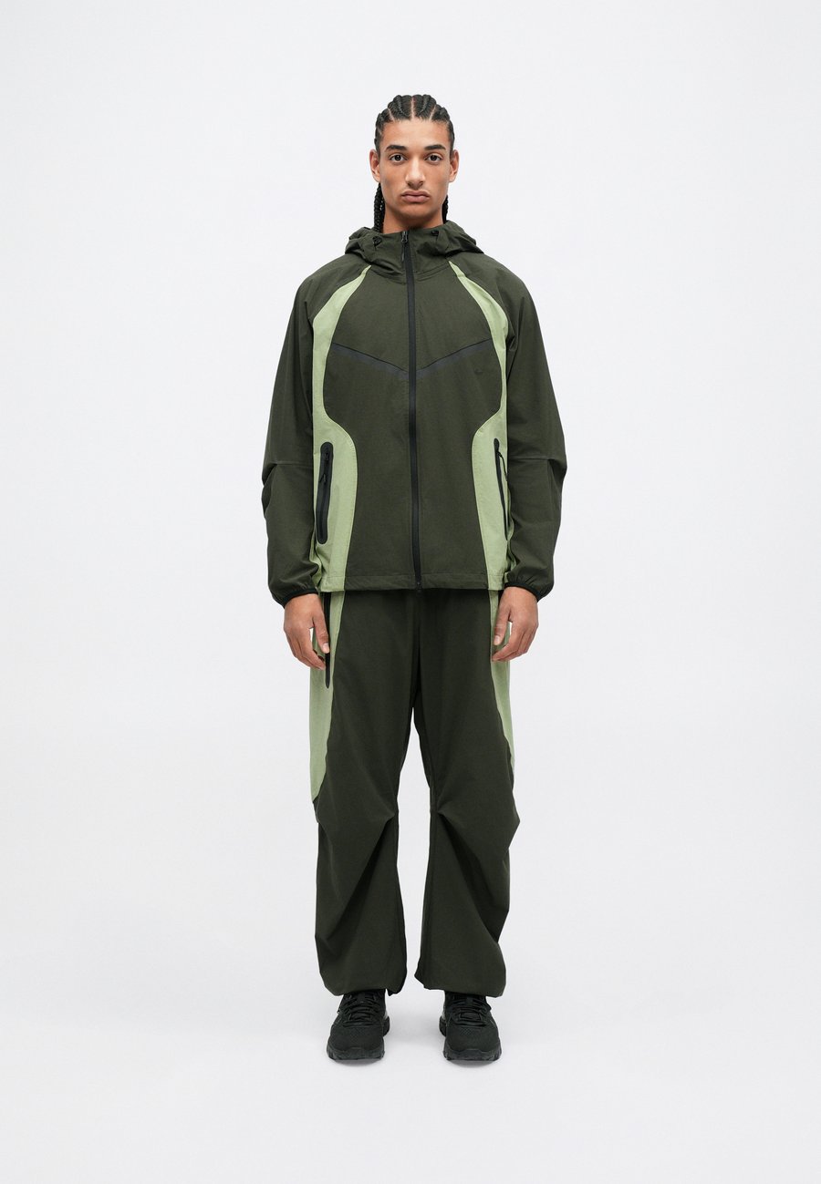 Куртка Nike Sportswear TECH PRO JACKET, Sequoia/Oil Green/Black/Olive
Куртка Nike Sportswear TECH PRO JACKET, Sequoia/Oil Green/Black/Olive