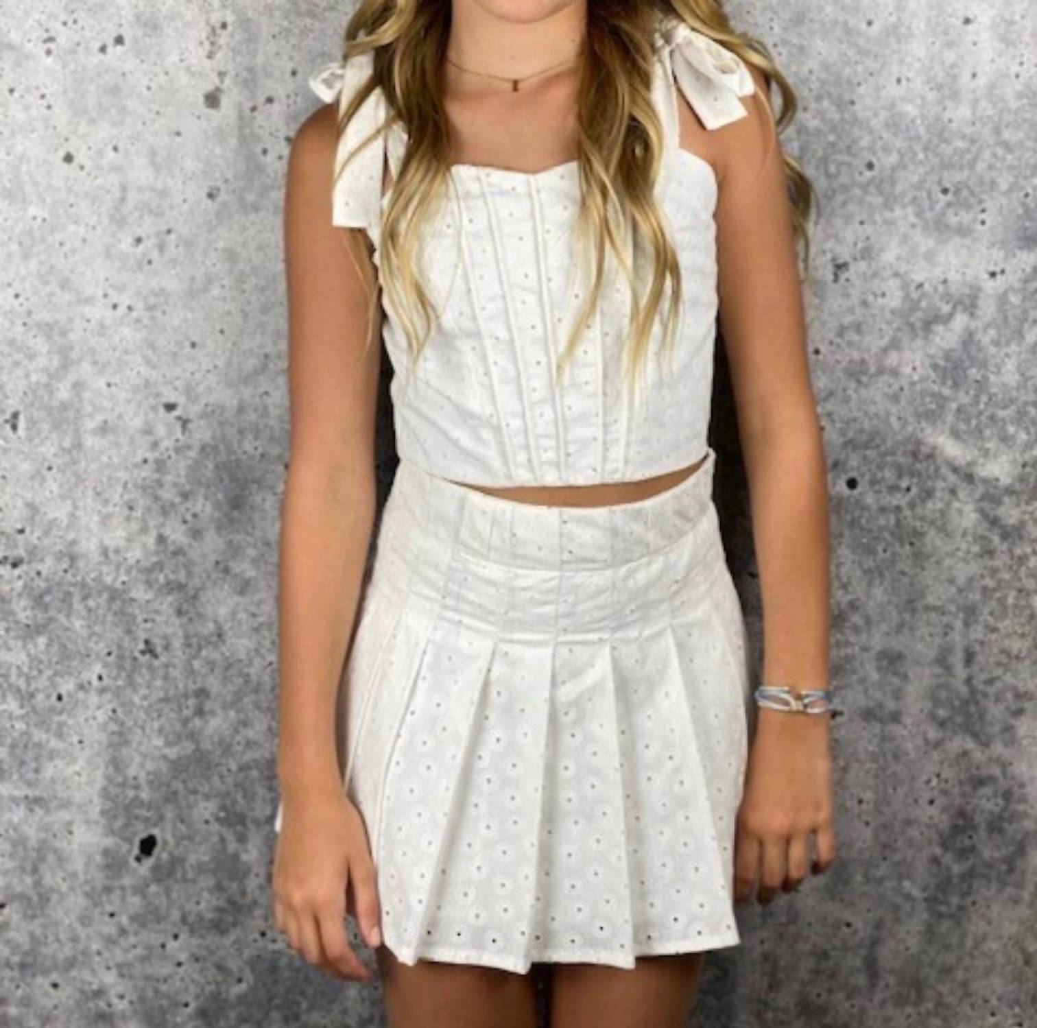 Топ с завязками на плечах и люверсами в белом цвете If So
Топ с завязками на плечах и люверсами в белом цвете If So