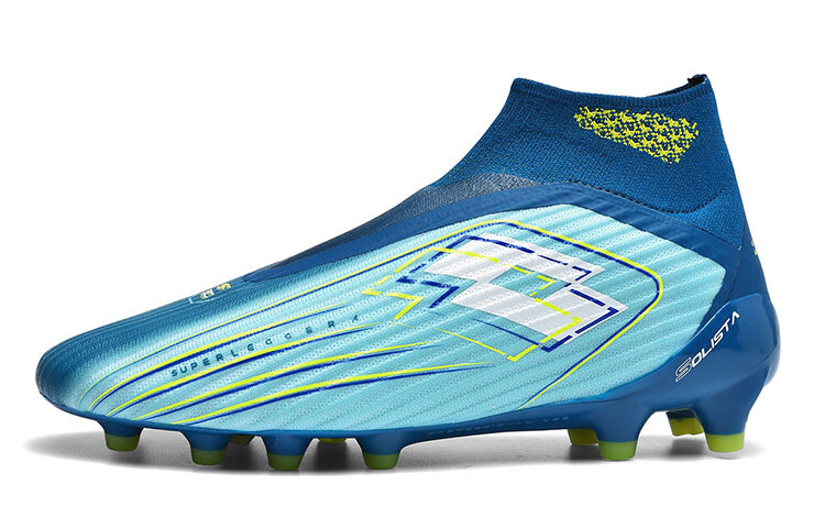 Футбольные бутсы мужские среднего размера белые Lotto 
Футбольные бутсы мужские среднего размера белые Lotto