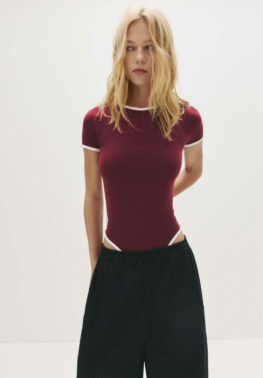 Футболка PULL&BEAR CONTRAST, Bordeaux
Футболка PULL&BEAR CONTRAST, Bordeaux