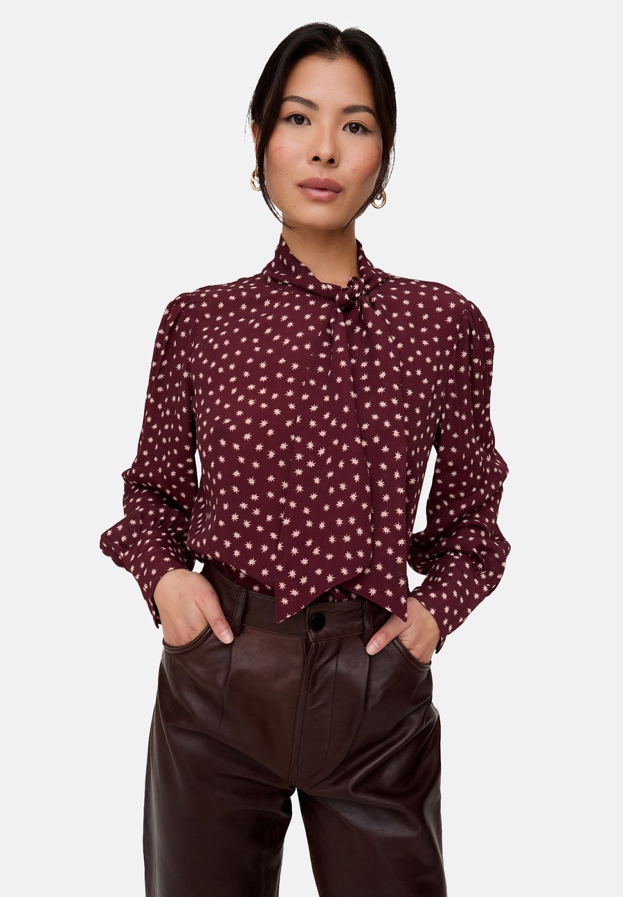 Блуза Lily & Lionel FIFI PUSSYBOW, Burgundy/Red
Блуза Lily & Lionel FIFI PUSSYBOW, Burgundy/Red