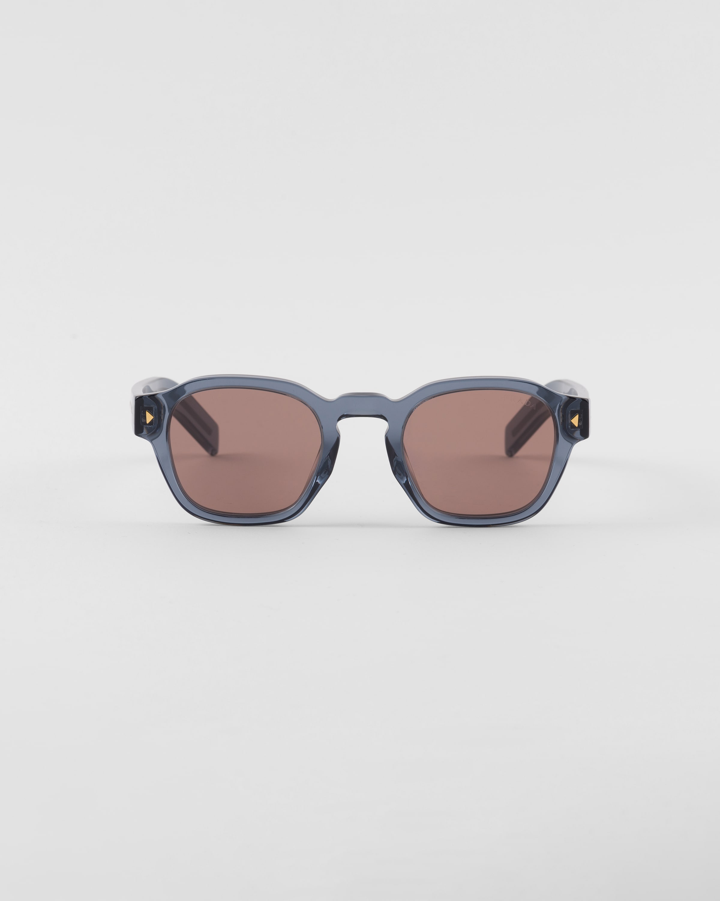 Солнцезащитные очки с культовой металлической пластиной Prada, коричневый
Солнцезащитные очки с культовой металлической пластиной Prada, коричневый