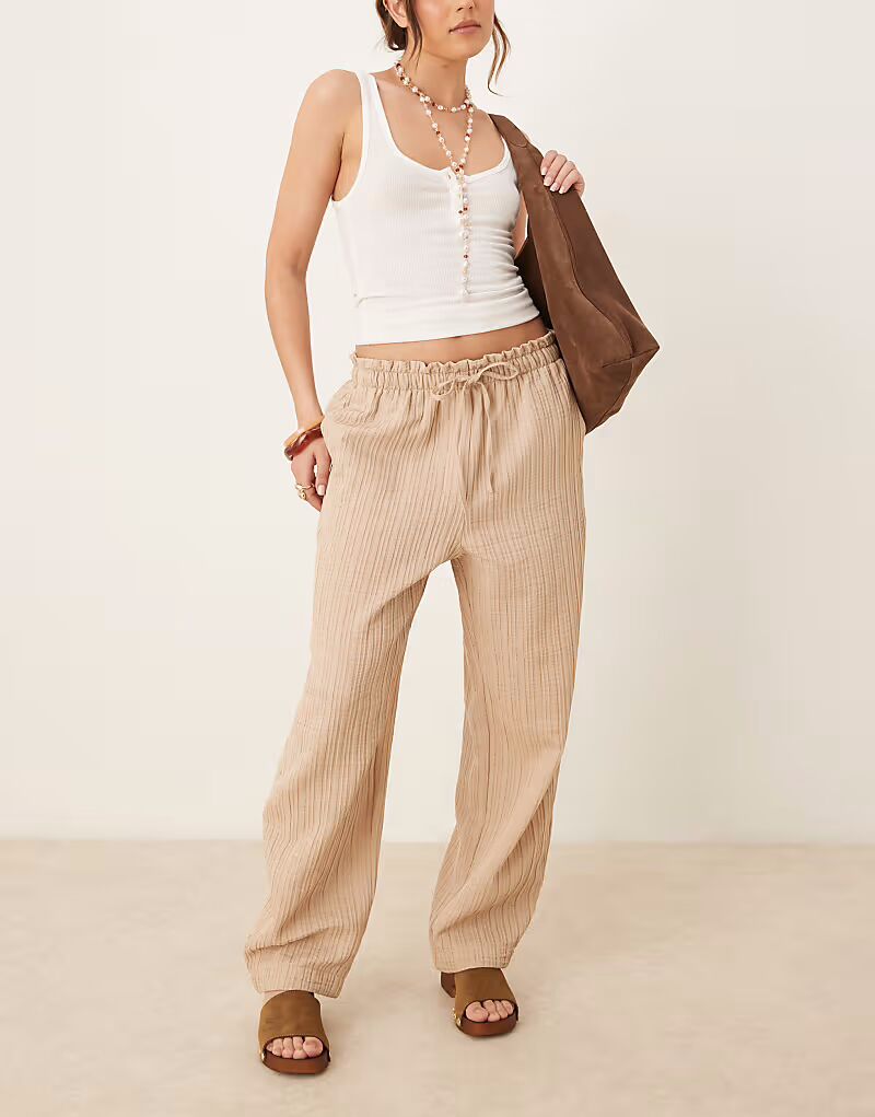 ASOS DESIGN приталенные фактурные брюки с завязками на талии и аркой в каменном цвете
ASOS DESIGN приталенные фактурные брюки с завязками на талии и аркой в каменном цвете