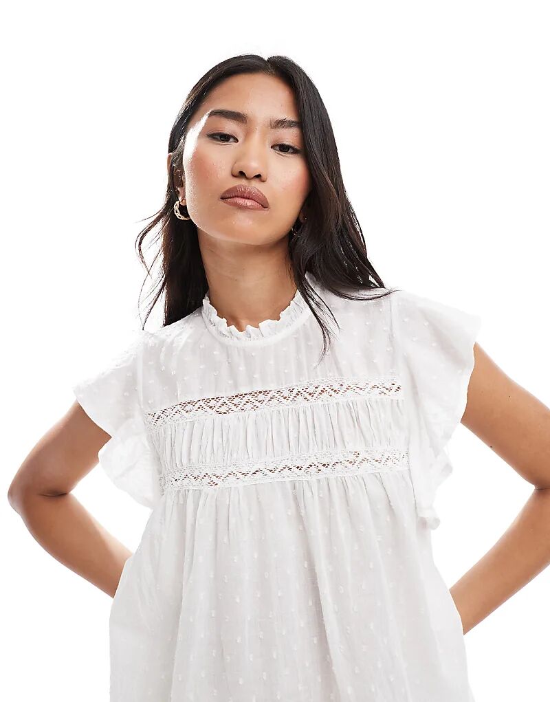 топ с фактурными деталями и оборками на рукавах в белом цвете
топ с фактурными деталями и оборками на рукавах в белом цвете