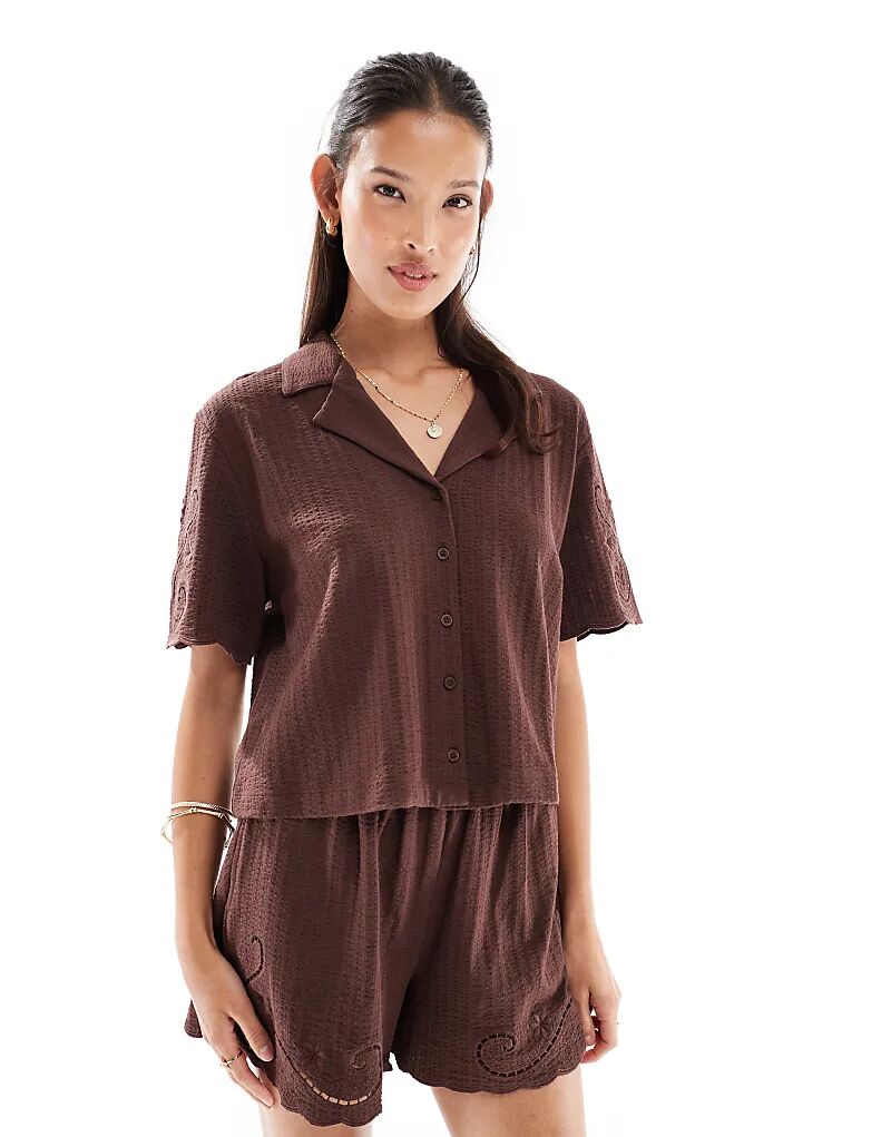 Укороченный топ Miss Selfridge шоколадного цвета с вышивкой и контрастной строчкой
Укороченный топ Miss Selfridge шоколадного цвета с вышивкой и контрастной строчкой