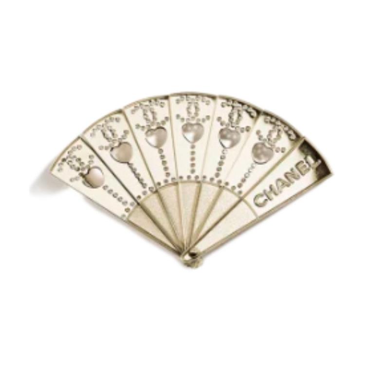 Металлическая брошь женская золотая CHANEL
Металлическая брошь женская золотая CHANEL