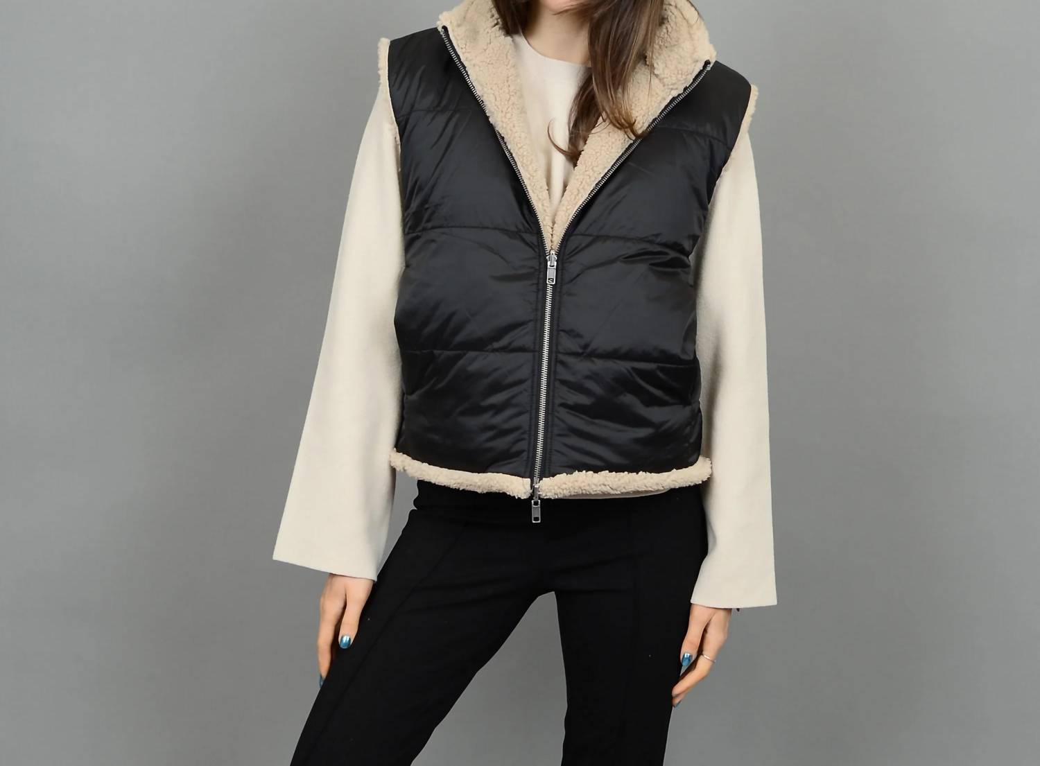 Жилет LeBlanc двусторонний черный с подкладкой из шерпы RD Style
Жилет LeBlanc двусторонний черный с подкладкой из шерпы RD Style