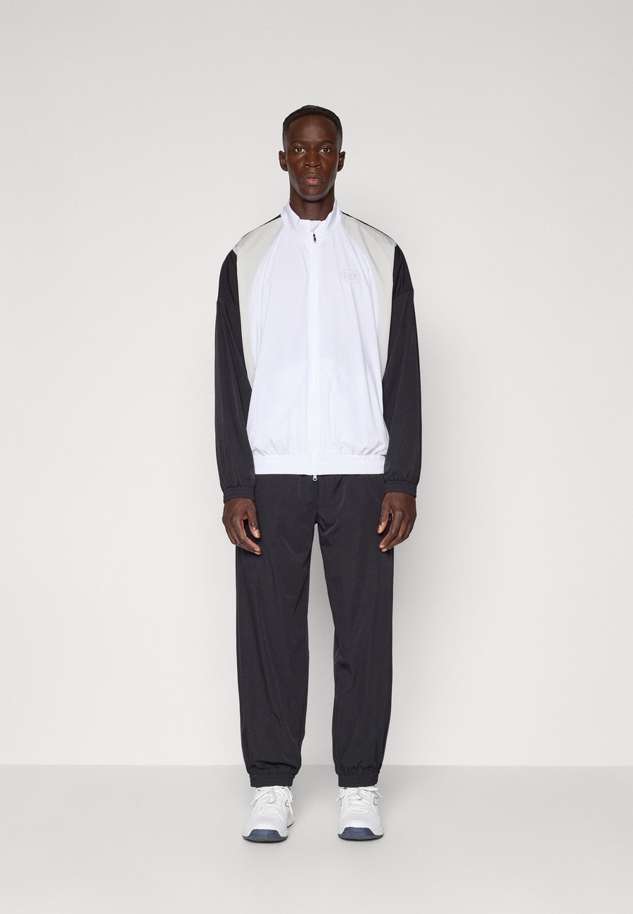 Спортивный костюм EA7 Emporio Armani TENNIS PRO TRACKSUIT COLOURBLOCK SET, Black
Спортивный костюм EA7 Emporio Armani TENNIS PRO TRACKSUIT COLOURBLOCK SET, Black