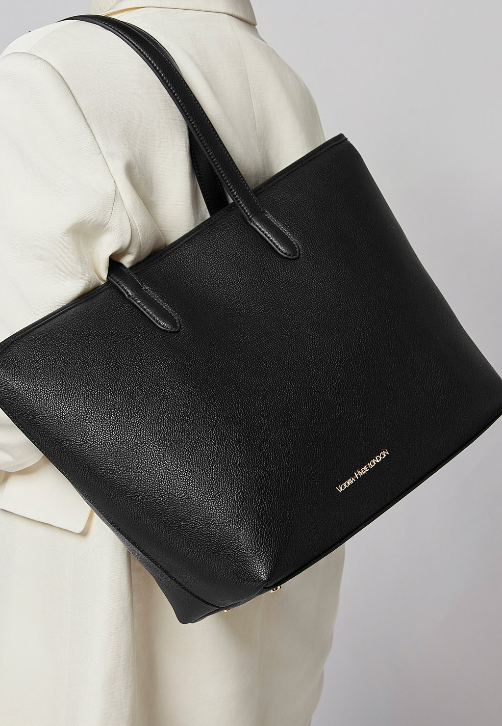 Сумка-тоут Victoria Hyde, черный
Сумка-тоут Victoria Hyde, черный