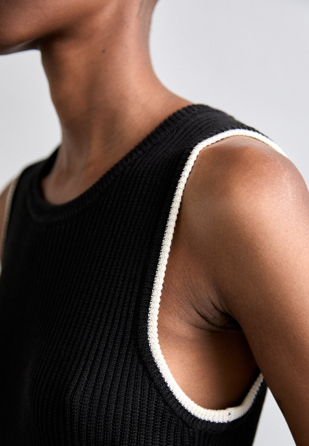 Топ ELEEN TANK Soulland, черный
Топ ELEEN TANK Soulland, черный