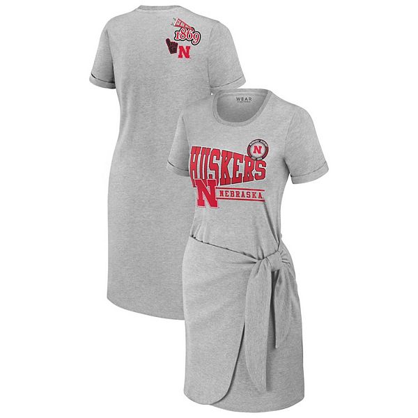Женское платье-футболка с узлом Nebraska Huskers цвета вересково-серый Wear By Erin Andrews
Женское платье-футболка с узлом Nebraska Huskers цвета вересково-серый Wear By Erin Andrews