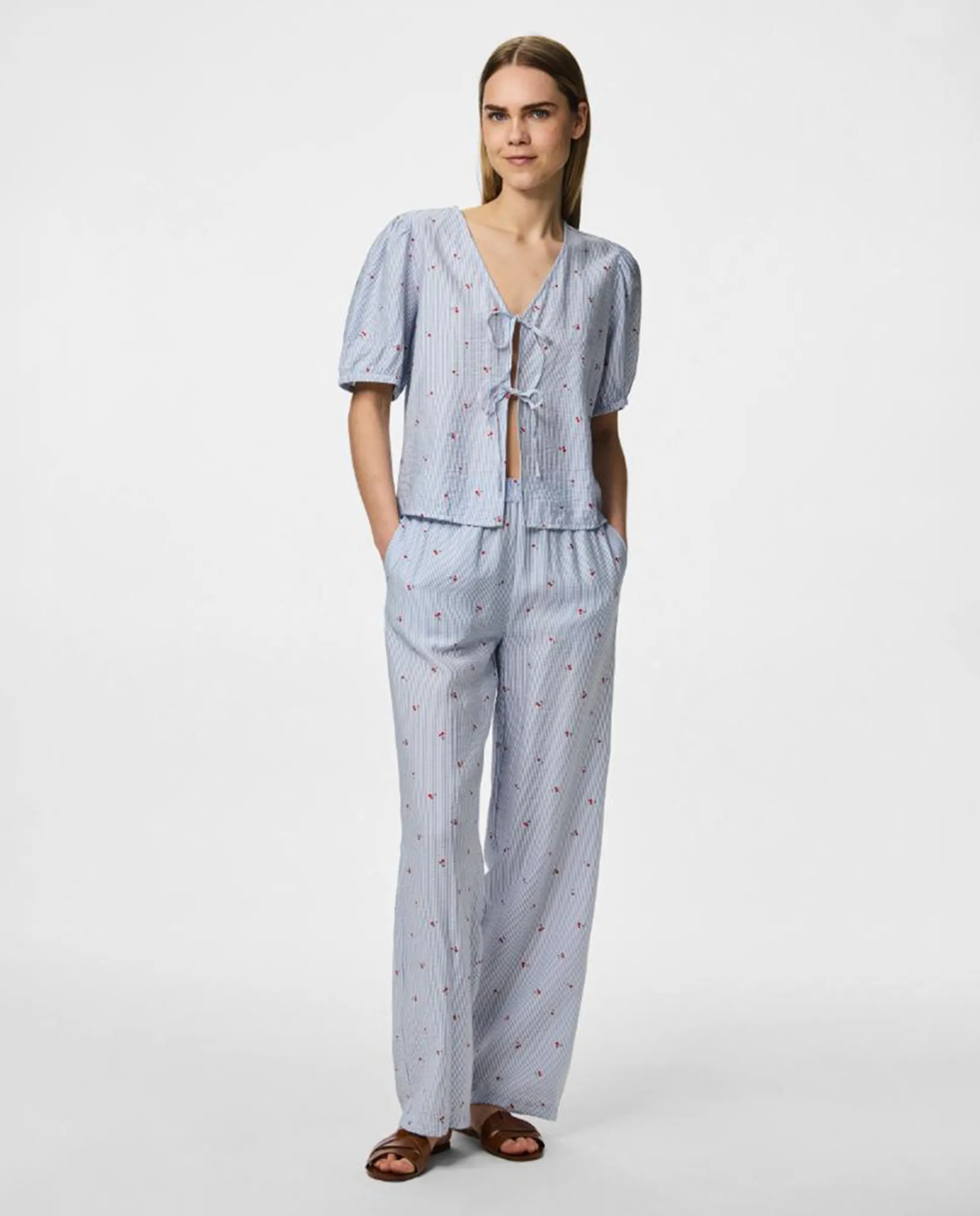 Женские длинные брюки с вишневым принтом Pieces, светло-голубой
Женские длинные брюки с вишневым принтом Pieces, светло-голубой