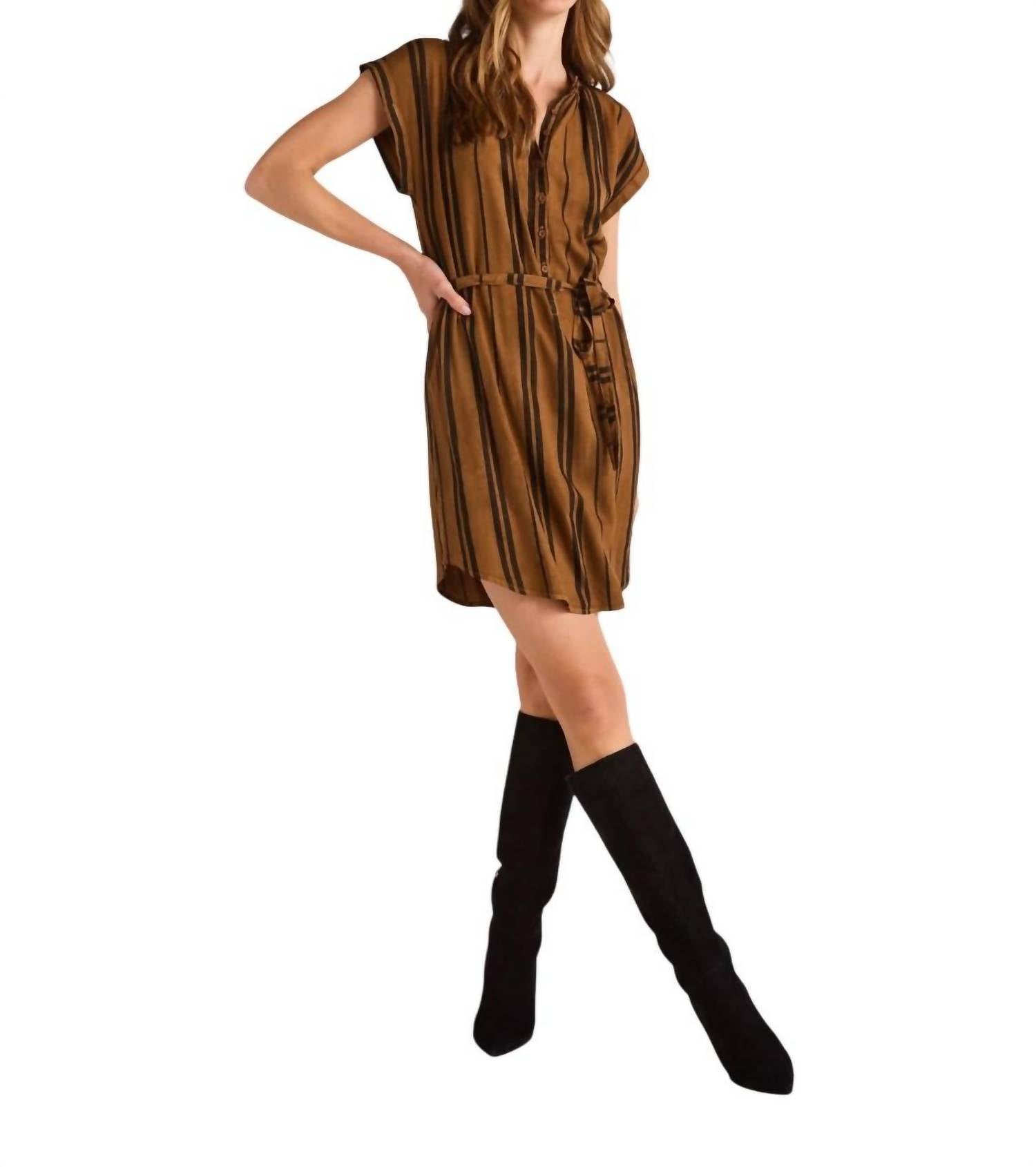 Платье с поясом и рукавами-крылышками в позолоченно-коричневом цвете Bella Dahl
Платье с поясом и рукавами-крылышками в позолоченно-коричневом цвете Bella Dahl