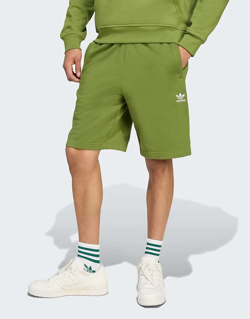 Шорты-трилистники Essentials в оливковом цвете Adidas Originals
Шорты-трилистники Essentials в оливковом цвете Adidas Originals