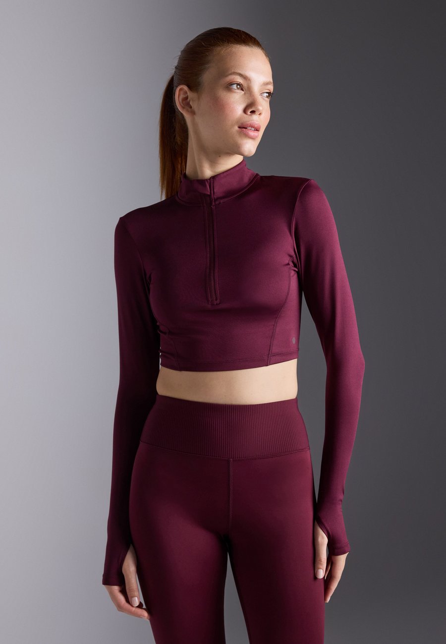 Топ Even&Odd active CROPPED HIGH NECK LONG SLEEVE TOP WITH 1/2 ZIP &THUMB HOLES, Bordeaux
Топ Even&Odd active CROPPED HIGH NECK LONG SLEEVE TOP WITH 1/2 ZIP &THUMB HOLES, Bordeaux