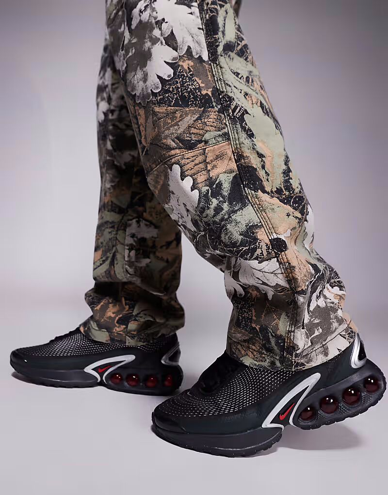 Кроссовки Nike Air Max DN черного цвета
Кроссовки Nike Air Max DN черного цвета