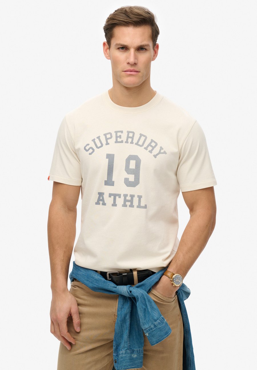 Футболка Superdry & Co ATHLETIC ESSENTIAL GRAPHIC, Desert Bone Off White/White, Белый, Футболка Superdry & Co ATHLETIC ESSENTIAL GRAPHIC, Desert Bone Off White/White
Футболка Superdry & Co ATHLETIC ESSENTIAL GRAPHIC, Desert Bone Off White/White, Белый, Футболка Superdry & Co ATHLETIC ESSENTIAL GRAPHIC, Desert Bone Off White/White