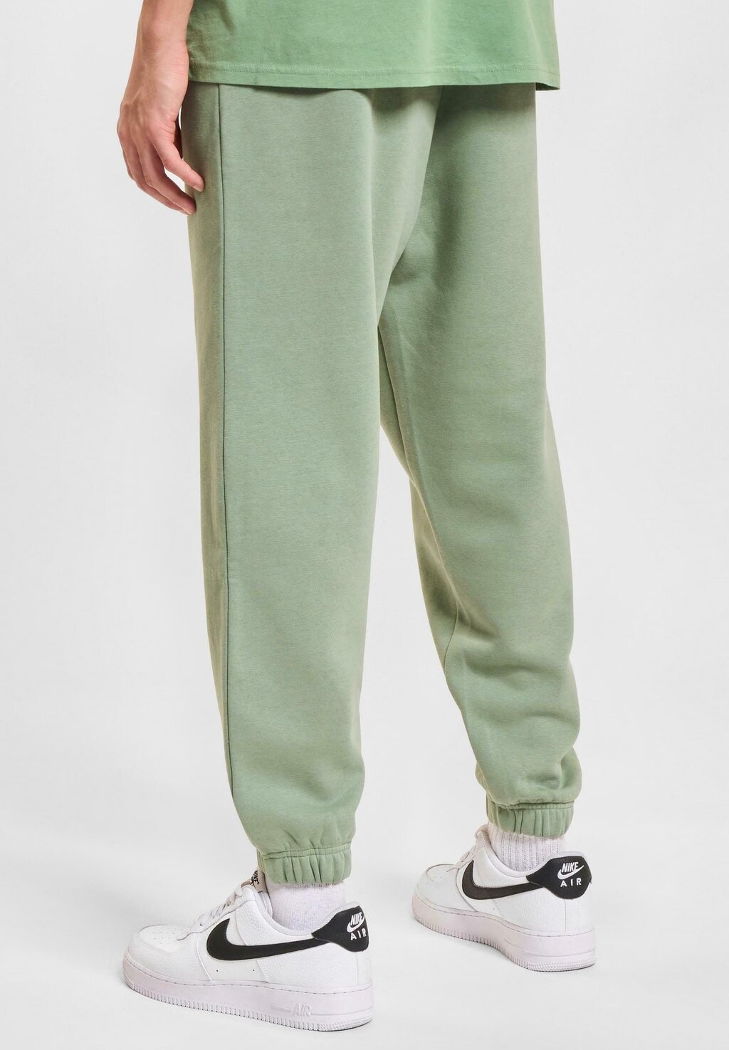 Спортивные брюки DEF, стираные, зеленого цвета
Спортивные брюки DEF, стираные, зеленого цвета