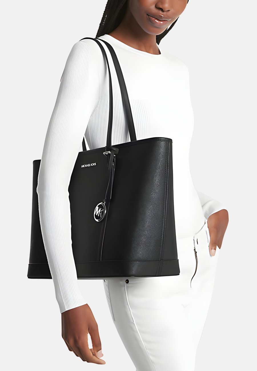 Сумка MICHAEL Michael Kors LARGE SAFFIANO JET TRAVEL, Black
Сумка MICHAEL Michael Kors LARGE SAFFIANO JET TRAVEL, Black