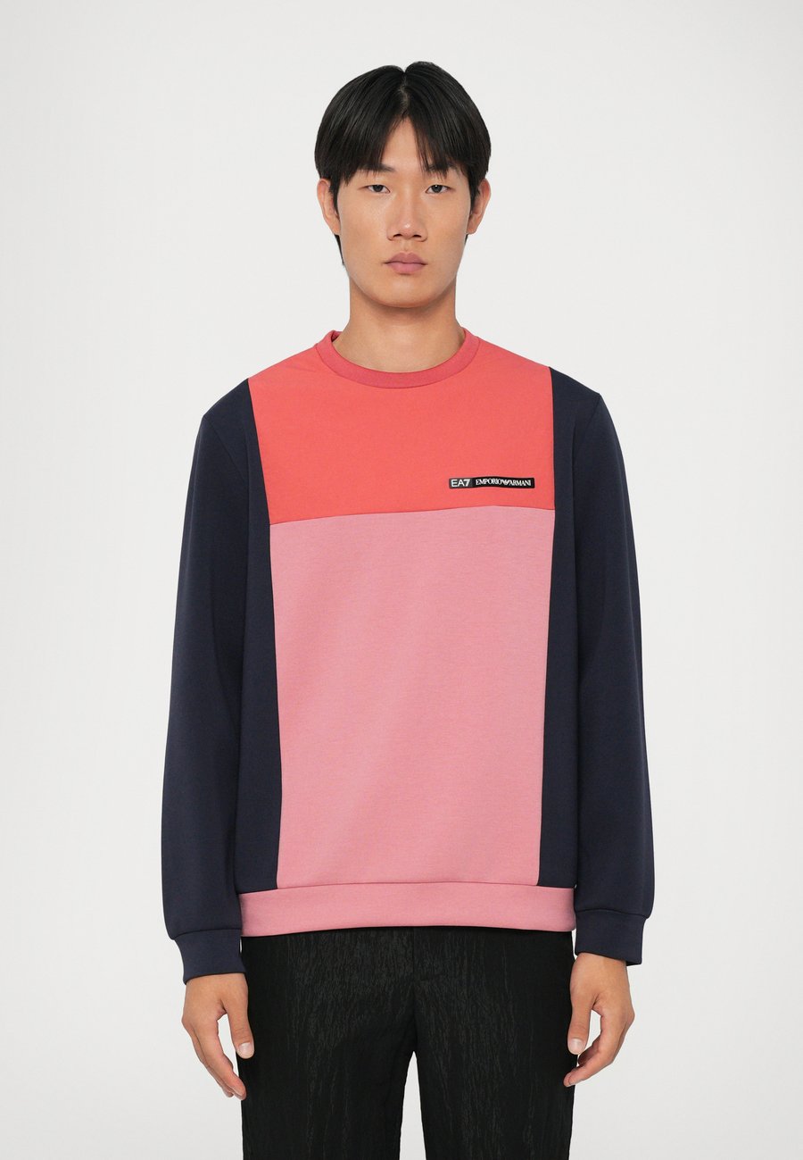 Толстовка EA7 Emporio Armani TRAIN ATHLETIC, Mineral Red/Multi-Coloured
Толстовка EA7 Emporio Armani TRAIN ATHLETIC, Mineral Red/Multi-Coloured