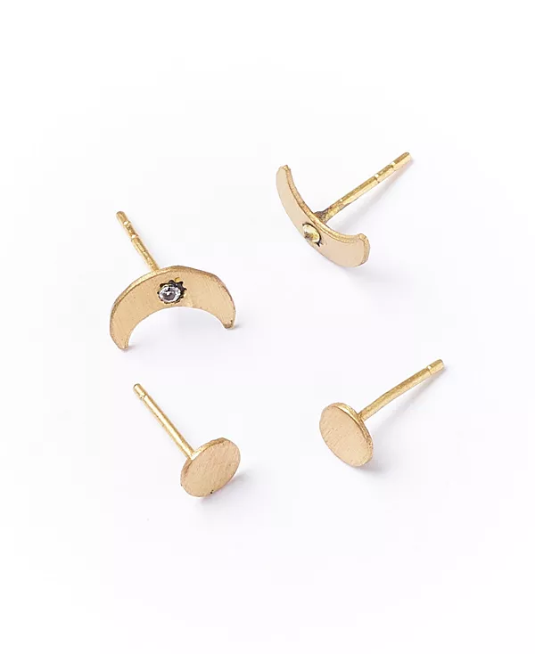Набор из 2 золотых серег-гвоздиков Ruchi в форме полумесяца с крошечными точками Matr Boomie, brass
Набор из 2 золотых серег-гвоздиков Ruchi в форме полумесяца с крошечными точками Matr Boomie, brass