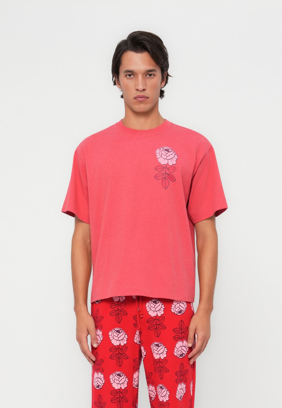 Футболка Marimekko RISUT VIHKIRUUSU PLACEMENT UNISEX, Red/Light Pink/Dark Purple/Multi-Coloured, Красный, Футболка Marimekko RISUT VIHKIRUUSU PLACEMENT UNISEX, Red/Light Pink/Dark Purple/Multi-Coloured
Футболка Marimekko RISUT VIHKIRUUSU PLACEMENT UNISEX, Red/Light Pink/Dark Purple/Multi-Coloured, Красный, Футболка Marimekko RISUT VIHKIRUUSU PLACEMENT UNISEX, Red/Light Pink/Dark Purple/Multi-Coloured