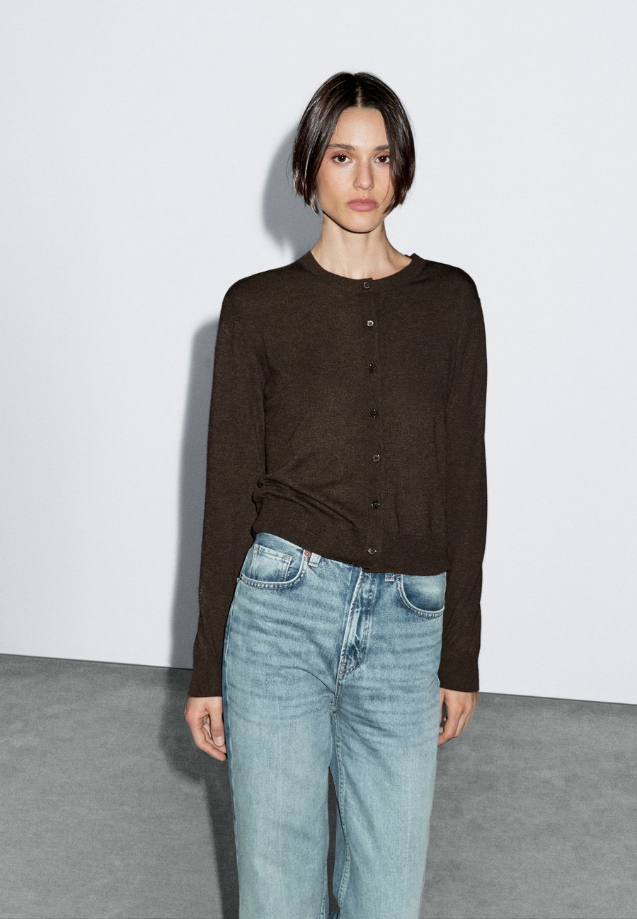 Кардиган Massimo Dutti BUTTONED WITH CREW NECK, Mottled Dark Brown
Кардиган Massimo Dutti BUTTONED WITH CREW NECK, Mottled Dark Brown