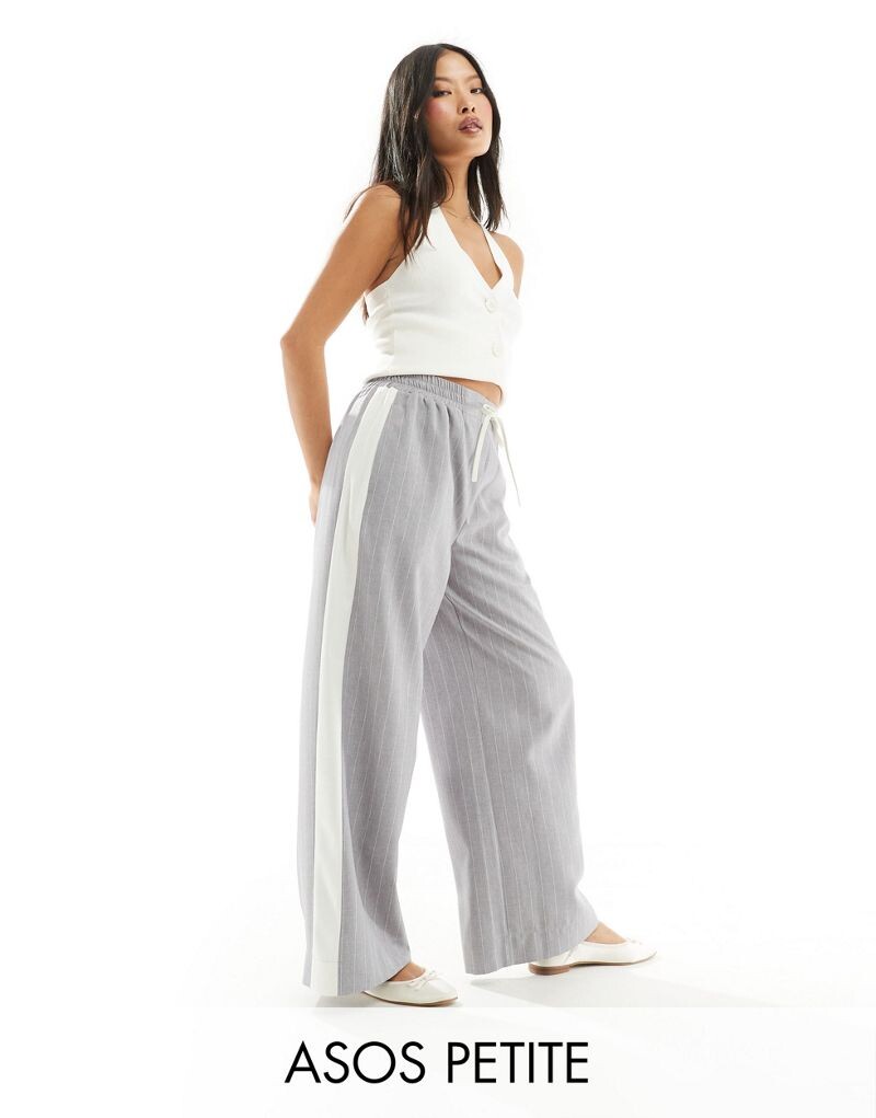 ASOS DESIGN Petite – серые брюки в полоску без застежки с контрастными полосками
ASOS DESIGN Petite – серые брюки в полоску без застежки с контрастными полосками