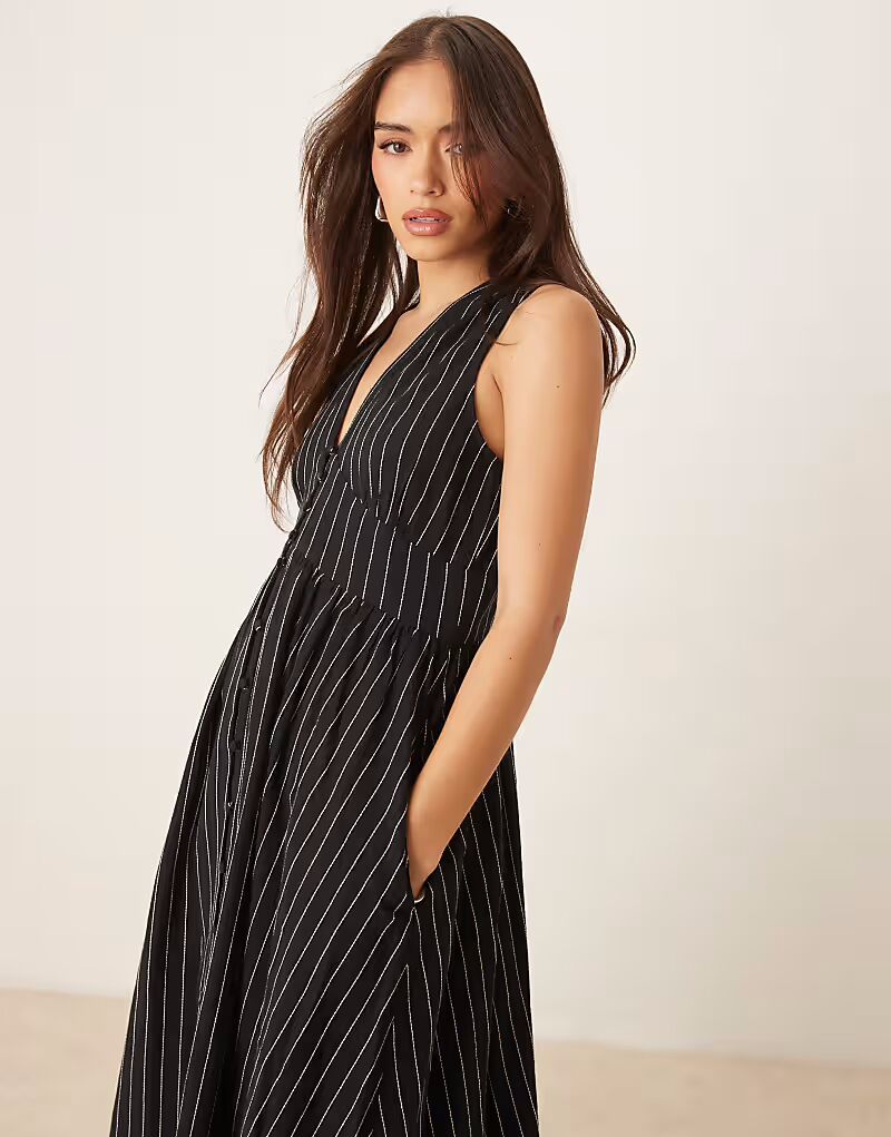 Платье мидакси без рукавов от Nobody's Child Starlight в черную полоску
Платье мидакси без рукавов от Nobody's Child Starlight в черную полоску