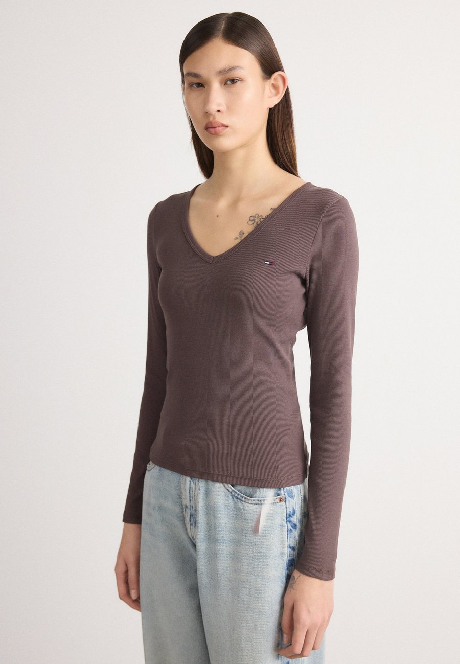 Топ Tommy Jeans SLIM ESSENTIAL, Black Walnut/Brown
Топ Tommy Jeans SLIM ESSENTIAL, Black Walnut/Brown