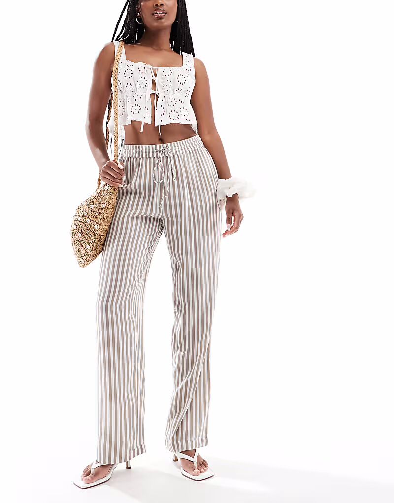 Брюки Pieces с высокой талией и широкими штанинами в полоску цвета лунного камня
Брюки Pieces с высокой талией и широкими штанинами в полоску цвета лунного камня