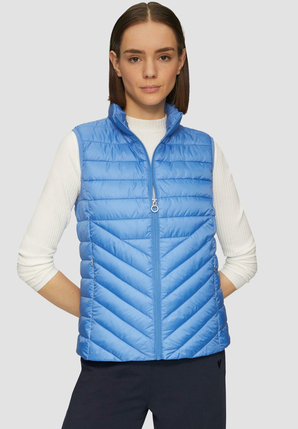 Жилет LEICHTE STEPP MIT STEHKRAGEN s.Oliver, синий
Жилет LEICHTE STEPP MIT STEHKRAGEN s.Oliver, синий