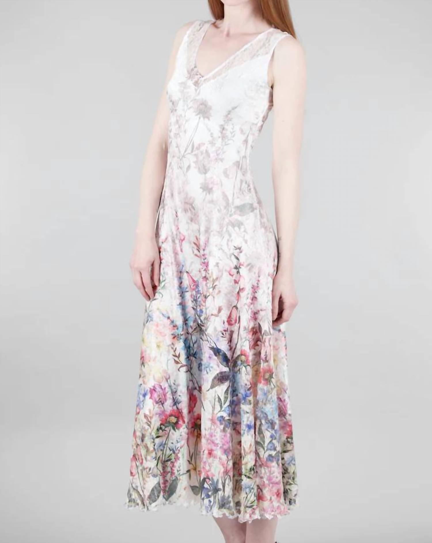 Платье Vivid Garden с кружевной спинкой и белым цветочным узором Komarov
Платье Vivid Garden с кружевной спинкой и белым цветочным узором Komarov