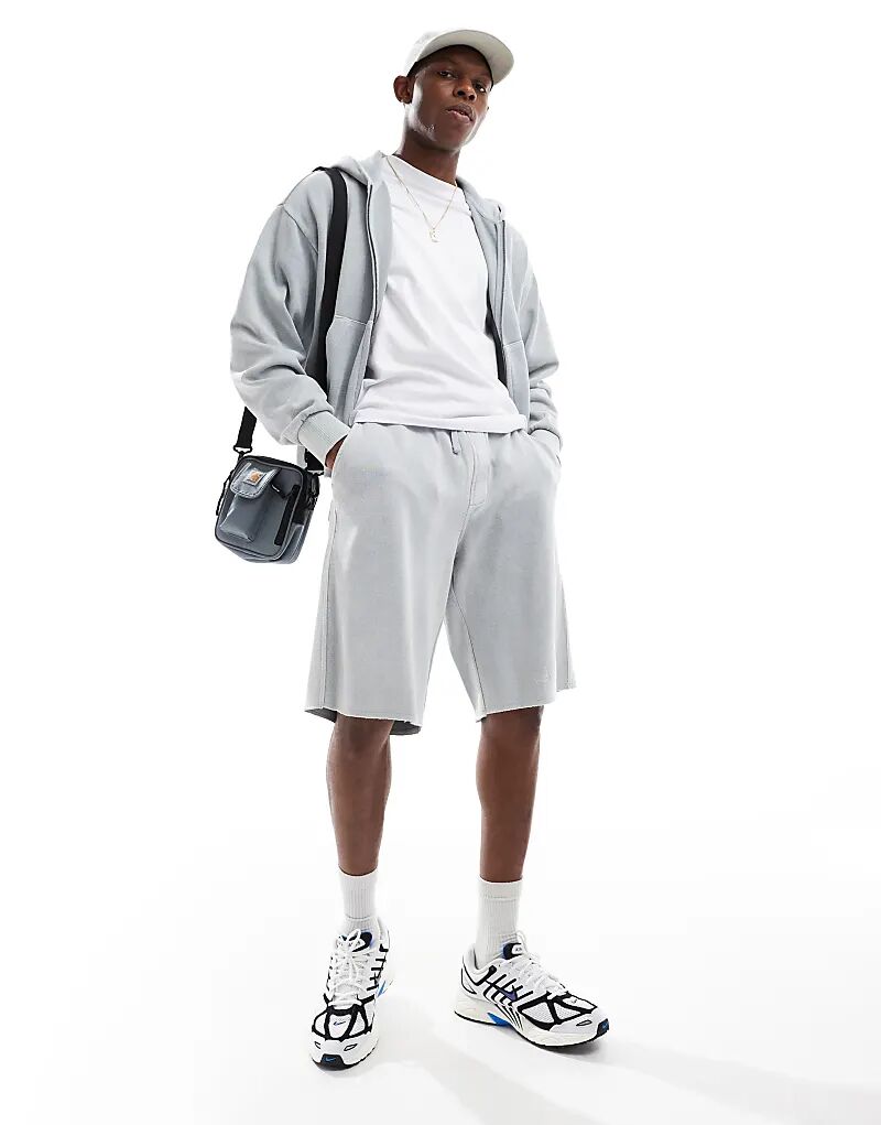 Bershka Короткие шорты светло-серого цвета - часть комплекта
Bershka Короткие шорты светло-серого цвета - часть комплекта