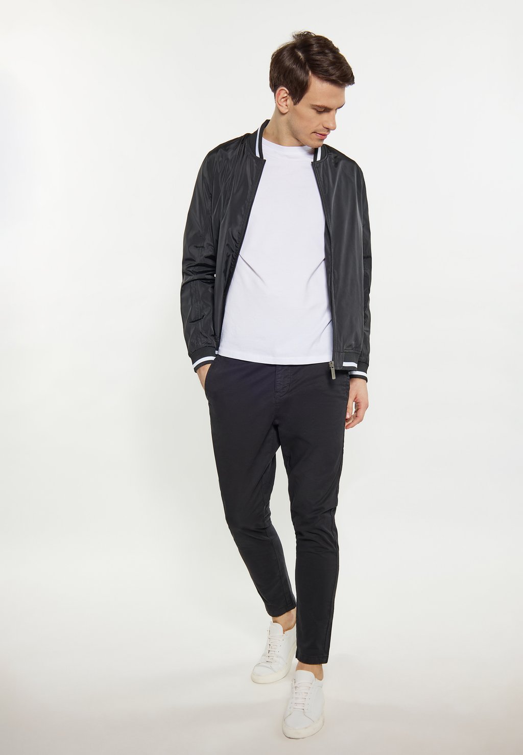 Куртка-бомбер Mo, черный
Куртка-бомбер Mo, черный