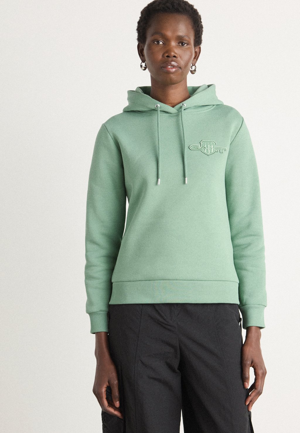 Толстовка с капюшоном TONAL SHIELD HOODIE - Sweatshirt GANT, зеленый 
Толстовка с капюшоном TONAL SHIELD HOODIE - Sweatshirt GANT, зеленый