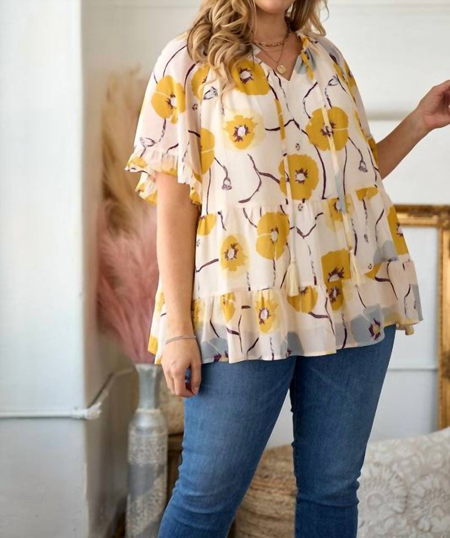 Успокаивающий ярусный топ в желтом Hailey & Co
Успокаивающий ярусный топ в желтом Hailey & Co