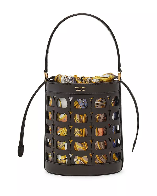 Миниатюрная кожаная сумка-ведро Gancini Ferragamo, коричневый
Миниатюрная кожаная сумка-ведро Gancini Ferragamo, коричневый