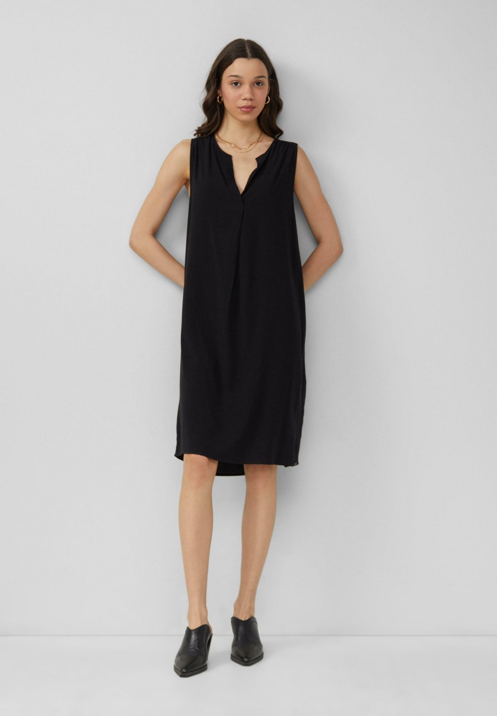 Повседневное платье QS, черный
Повседневное платье QS, черный